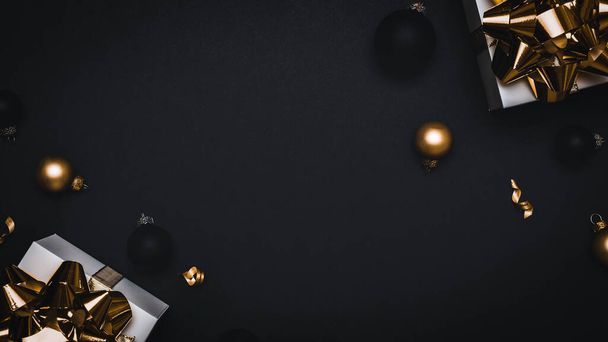 Weihnachtsschmuck. Weiße Geschenkschachtel mit goldener Schleife, Neujahrskugeln und funkelnden Lichtergirlanden in weihnachtlicher Komposition auf schwarzem Hintergrund als Grußkarte. Dekoration, Kopierraum für Ihren Text - Foto, Bild