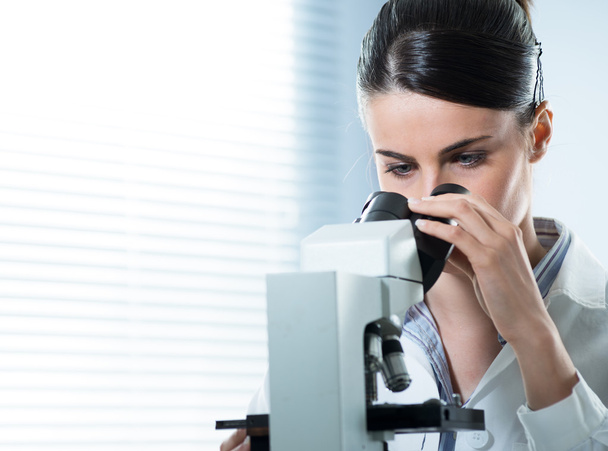 Female researcher using microscope close up - Foto, immagini