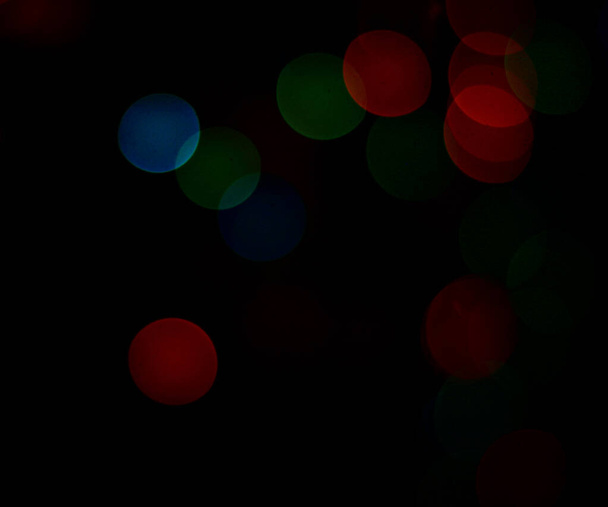 Fondo scuro con luci colorate tenui in vari colori con copyspace - Foto, immagini