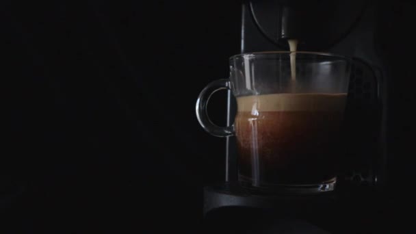Процесс приготовления черного кофе с помощью эспрессо-машины. Пространство для письма. 1080 HD. - Кадры, видео