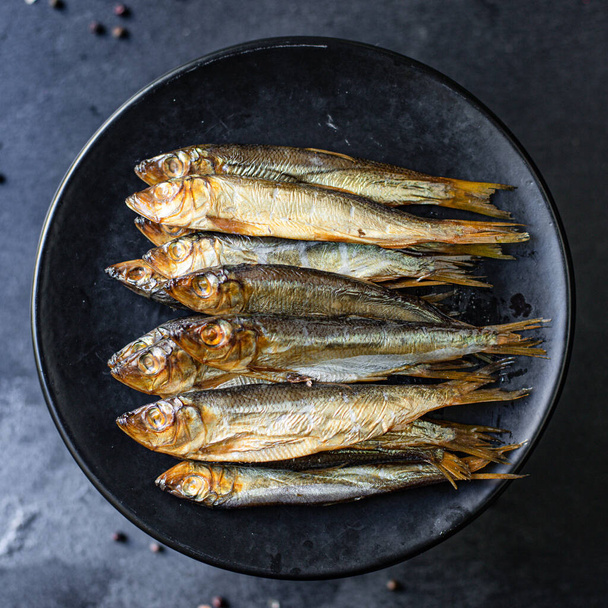 Balık sardalya balığı tütsülenmiş ya da tuzlu deniz ürünleri uskumruları omega-3 masanın üzerinde lezzetli üst görünüm fotokopi alanı metin gıdası için arka plan pesseeter - Fotoğraf, Görsel