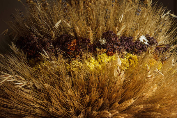 Didukh. Fragment close-up. Oekraïense kerstversiering en traditioneel symbool. Gemaakt van stro van verschillende granen en bloemen. - Foto, afbeelding