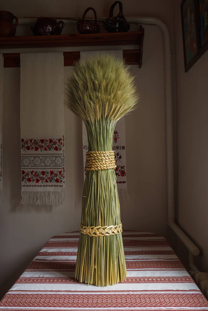 Didukh-nak. Ukrán karácsonyi dekoráció és hagyományos szimbólum. Különböző gabonafélékből készült szalmából. Didukh szó szerint az ősök szellemét jelenti.. - Fotó, kép