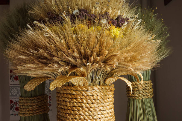 Didukh. Fragment close-up. Ukrainian Christmas decoration and traditional symbol. Made of straw of different cereals and flowers. - Zdjęcie, obraz