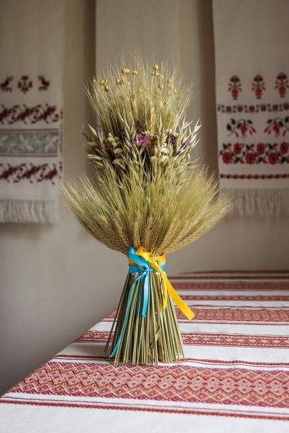 Didukh. Ukrainische Weihnachtsdekoration und traditionelles Symbol. Hergestellt aus Stroh verschiedener Getreidesorten. Didukh bedeutet wörtlich den Geist der Vorfahren. - Foto, Bild