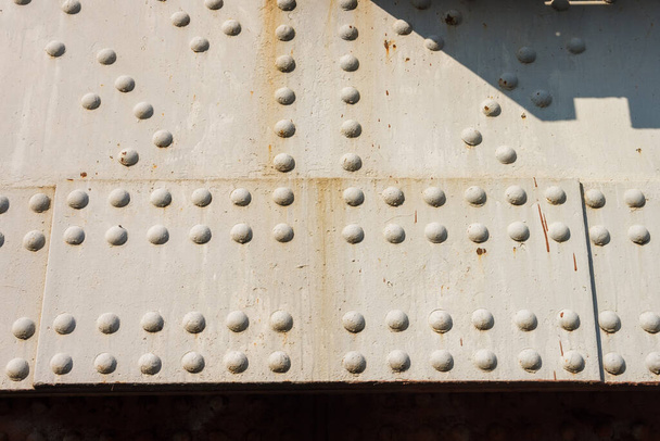 リベットとナット付きの金属製のポスト構造。鉄橋の詳細 - 写真・画像