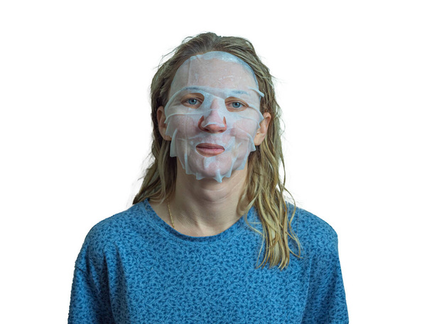 Retrato de chica joven en máscara facial sobre fondo blanco.  - Foto, imagen