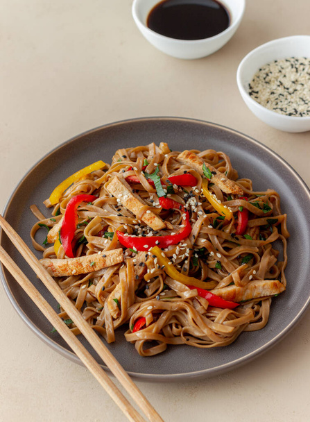 Noodles with pork, pepper and soy sauce. Asian food. Wok - Foto, imagen