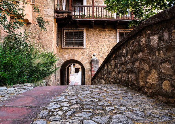 Calle del casco antiguo con arco, arquitectura romántica - Foto, Imagen