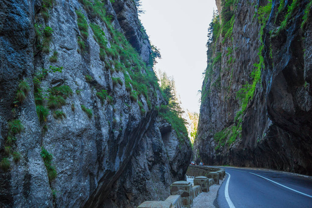 O desfiladeiro de Bicaz na Romênia, localizado na parte nordeste do país, nos condados de Neamt e Harghita. Canyon é uma das estradas mais espetaculares em Trasylvania. Caminho de montanha perigoso .  - Foto, Imagem