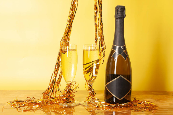 celebration theme with champagne bottle and glasses of champagne. - Foto, afbeelding