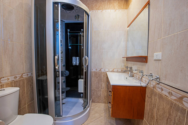 シャワーキュービルとシンク付きの豪華なショーホームバスルームのインテリアデザイン - 写真・画像