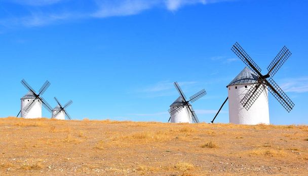 Négy szélmalom La Mancha földjén. Napsütéses nap és kék ég. Campo de Criptana vagyok.. - Fotó, kép