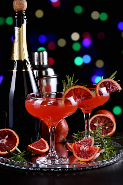 Bloody naranja cítricos cóctel de champán. Deliciosa y elegante bebida que a todos en tu fiesta les encantará. - Foto, Imagen