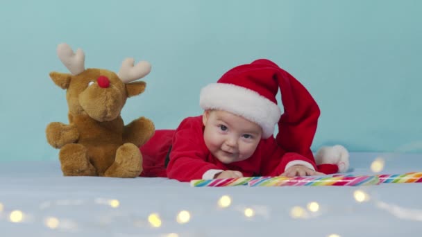 Porträt eines entzückenden kleinen Mädchens mit Weihnachtsmütze. Konzept für Weihnachtsfeier. - Filmmaterial, Video