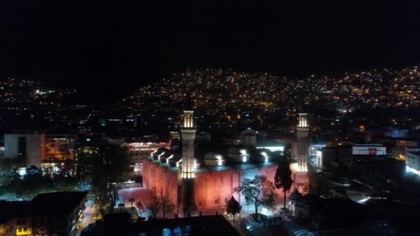 Bursa City Peyzajı ve Büyük Cami 'nin hava gece manzarası. Türkiye 'de 4K Görüntüsü - Video, Çekim