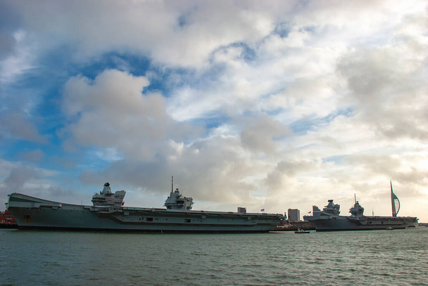 A Royal Navys légi fuvarozók HMS Queen Elizabeth és HMS Prince of Wales dokkolt Portsmouth, Anglia - Fotó, kép