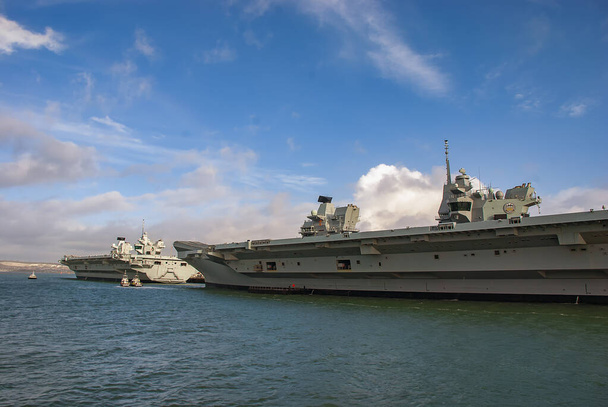 Авіаносці Royal Navys HMS Queen Elizabeth та HMS Prince of Wales пристиковувались у Портсмуті, Англія. - Фото, зображення