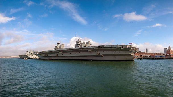 Le portaerei Royal Navys HMS Queen Elizabeth e HMS Prince of Wales attraccarono a Portsmouth, Inghilterra - Foto, immagini