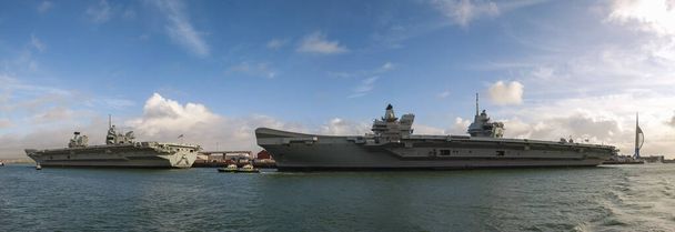 Авіаносці Royal Navys HMS Queen Elizabeth та HMS Prince of Wales пристиковувались у Портсмуті, Англія. - Фото, зображення