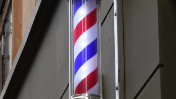 Poste de peluquería girando en la pared vieja de la peluquería - Metraje, vídeo