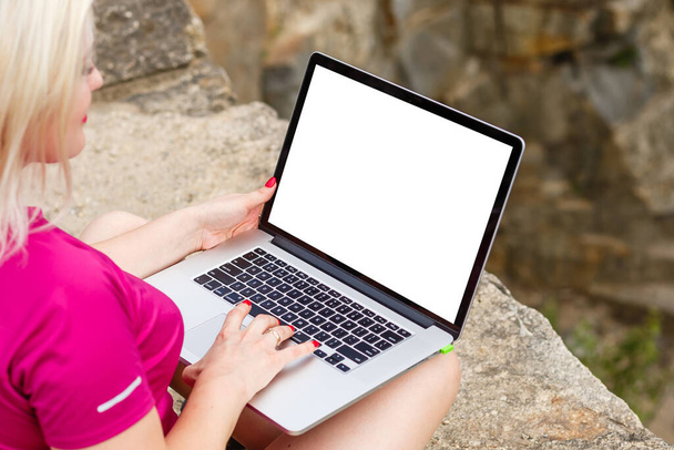 вид молодої успішної фрілансерки використовує ноутбук для дистанційної роботи під час відпочинку, клавіатура рук жінки на портативному ноутбуці з порожнім копіювальним простором на екрані
 - Фото, зображення
