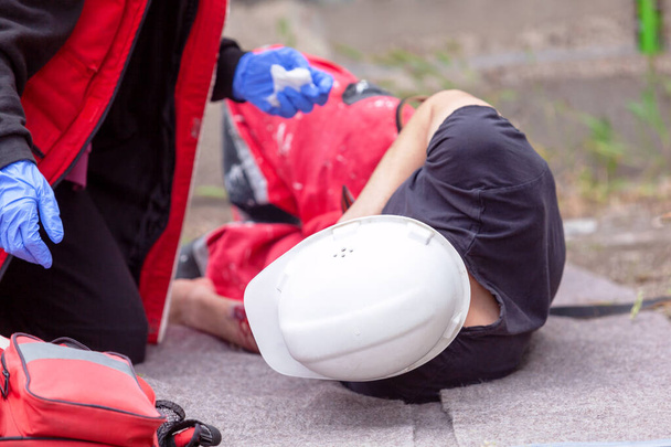 First aid after workplace or accident on work at construction site - Foto, afbeelding