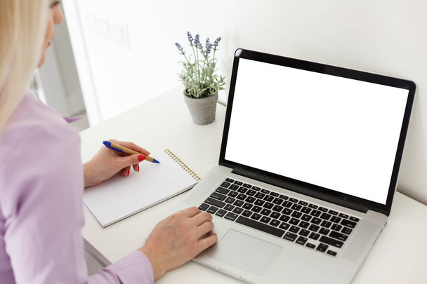 άποψη της νεαρής επιτυχημένης γυναίκας freelancer χρησιμοποιούν φορητό υπολογιστή για την εξ αποστάσεως εργασία κατά τη διάρκεια του χρόνου αναψυχής της, τα χέρια της γυναίκας keyboarding σε φορητό υπολογιστή laptop με κενό χώρο αντίγραφο στην οθόνη - Φωτογραφία, εικόνα