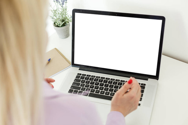 Visão traseira de mãos de mulher de negócios ocupadas usando tela em branco laptop na mesa de escritório, com copyspace - Foto, Imagem