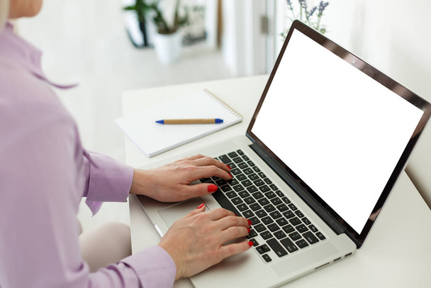 若い成功した女性のフリーランサーのビューは、彼女のレクリエーション時間中に遠隔作業のためのラップトップを使用します,画面上の空白のコピースペースとポータブルラップトップコンピュータ上の女性の手のキーボード - 写真・画像