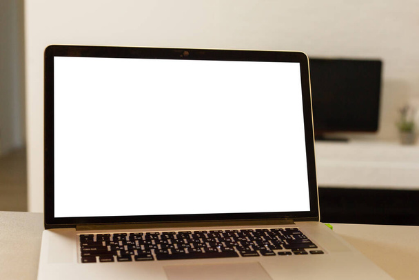 Ноутбук с пустым экраном на столе - Фото, изображение
