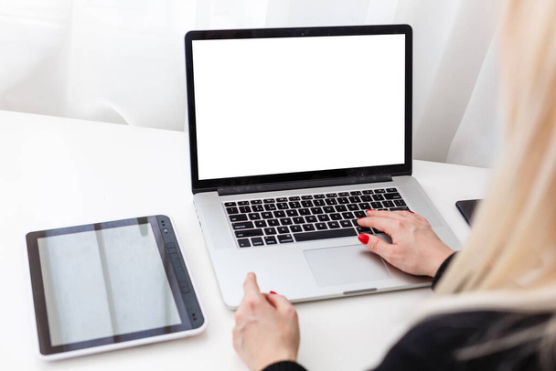 Nő személy ül elöl nyitott laptop számítógép üres képernyőn az információt vagy tartalmat, miközben beszél az okostelefon, üzletasszony munka notebook reggelinél a modern kávézó - Fotó, kép