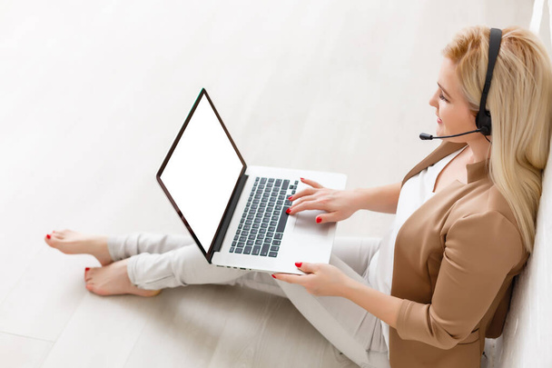 pohled na mladé úspěšné ženy na volné noze používat notebook pro práci na dálku během její rekreační doby, ženské ruce klávesy na přenosném notebooku s prázdným kopírovacím prostorem na obrazovce - Fotografie, Obrázek