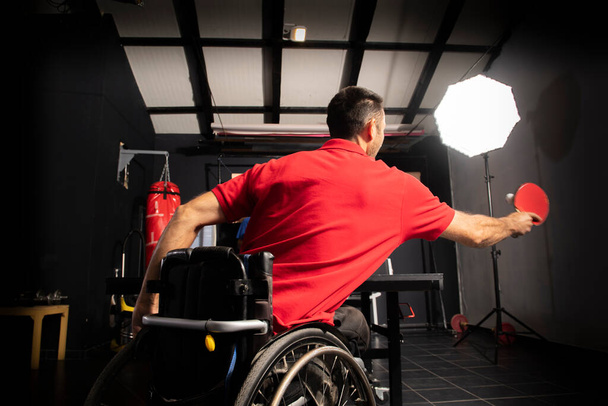 Utilisateur de fauteuil roulant avec une raquette de tennis dans leurs mains. Réadaptation des handicapés. Sport et mode de vie sain. Sports paralympiques.   - Photo, image