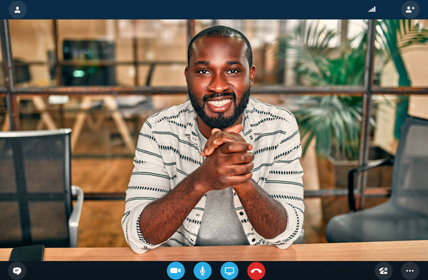 İnternetteki iş görüşmesinde Afrikalı Amerikalı bir işçinin portre portresi ekranı görüntüsü. İnternet konferansını bilgisayar üzerinden kullanıyor. Genç işadamı ev ortağıyla laptopta konuşuyor. - Fotoğraf, Görsel