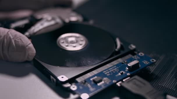 Makro close up of working opened hdd disk hard disk, move of writing, reading magnetic head - Záběry, video