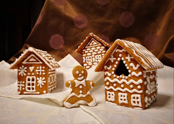 Composizione con case di pan di zenzero di Natale e un uomo di pan di zenzero - Foto, immagini