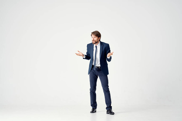 Gentleman in een pak op een lichte achtergrond gebaren met zijn handen werk business finance model - Foto, afbeelding