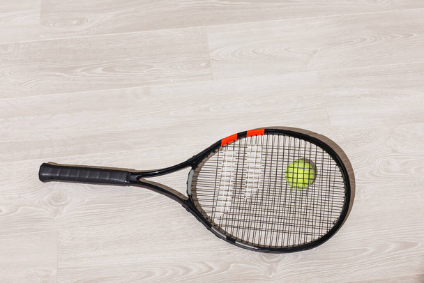 Tennisausrüstung vor einem hölzernen Hintergrund - Foto, Bild