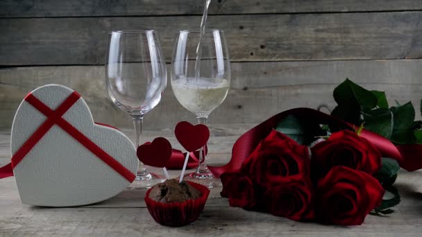 Rode rozen van dichtbij. Twee glazen en bestek. Uit eten. Rood lint. Fijne Valentijn. Valentijnsdag. 4K - Video