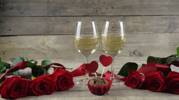 Rote Rosen aus nächster Nähe. Zwei Gläser und Besteck. Abendessen. Rotes Band. Valentinstag. 4K - Filmmaterial, Video