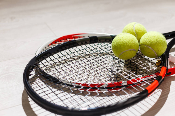 спорт, фитнес, здоровый образ жизни и объекты концепция - крупным планом теннисной ракетки с мячами - Фото, изображение