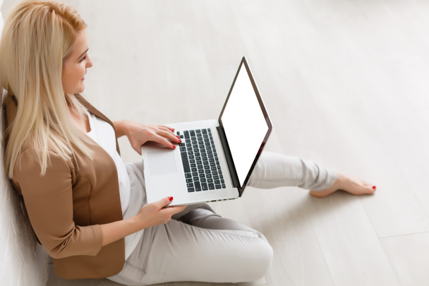 Nő személy ül elöl nyitott laptop számítógép üres képernyőn az információt vagy tartalmat, miközben beszél az okostelefon, üzletasszony munka notebook reggelinél a modern kávézó - Fotó, kép