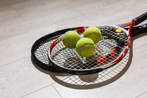Τένις iquipment σε ξύλινο φόντο - Φωτογραφία, εικόνα