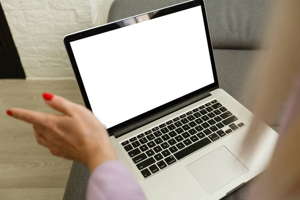 άποψη της νεαρής επιτυχημένης γυναίκας freelancer χρησιμοποιούν φορητό υπολογιστή για την εξ αποστάσεως εργασία κατά τη διάρκεια του χρόνου αναψυχής της, τα χέρια της γυναίκας keyboarding σε φορητό υπολογιστή laptop με κενό χώρο αντίγραφο στην οθόνη - Φωτογραφία, εικόνα