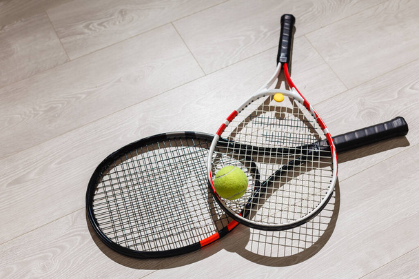 Ahşap zemine karşı tenis aletleri - Fotoğraf, Görsel