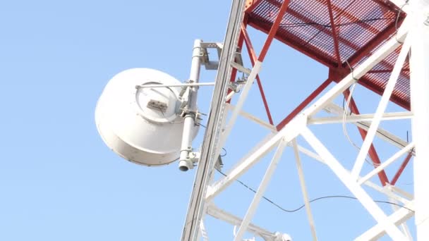 Torre cellulare di telecomunicazione contro il cielo blu - Filmati, video