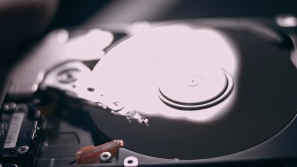 Macro close-up de trabalho aberto disco rígido disco rígido disco rígido, movimento de escrita, leitura de cabeça magnética - Filmagem, Vídeo