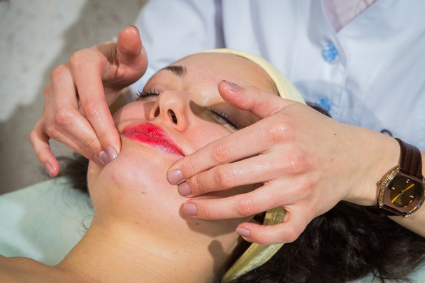 Frau macht kosmetische Eingriffe - Foto, Bild