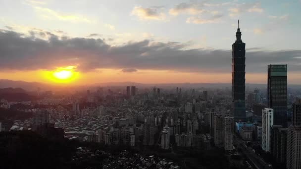 Taipei 101 ve Taipei şehri üzerinde hava aracı gün batımı görüntüsü, Tayvan. Orta açı, parallax hareketi, HD. - Video, Çekim